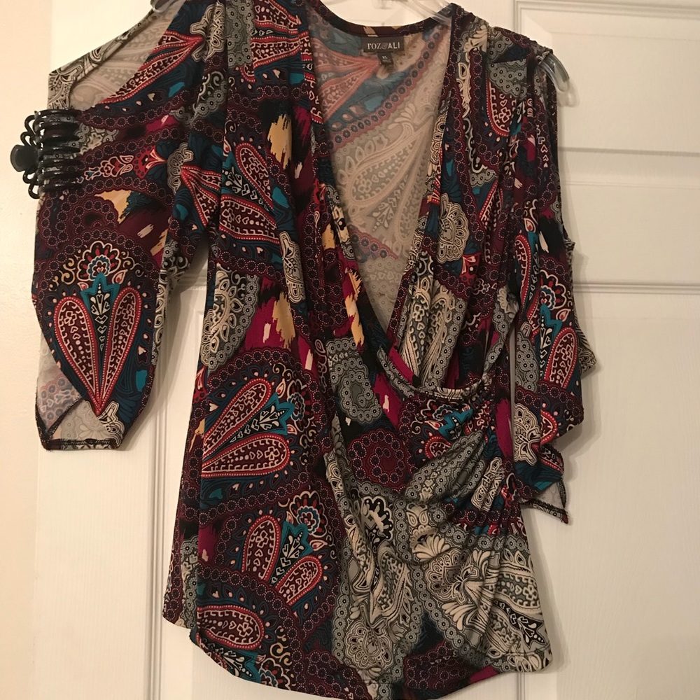 Beautiful paisley top w/slit sleeves